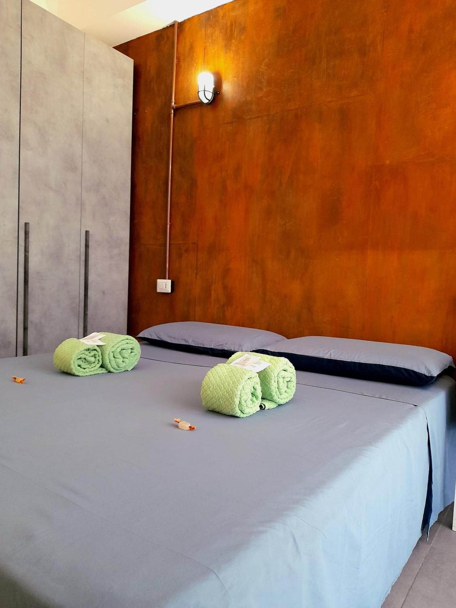 -l' Oasi Del Turista, 1- Station Milán